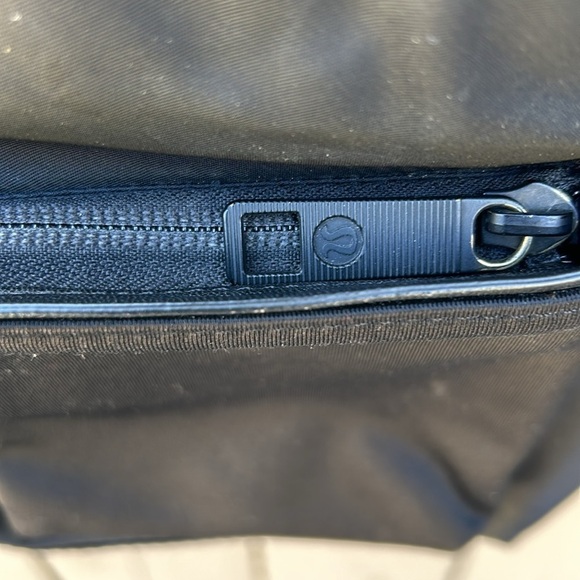 Lululemon Cross Body Small Drawstring Bucket Bag Has a Cosmetic Flaw See Photos - Picture 4 of 9